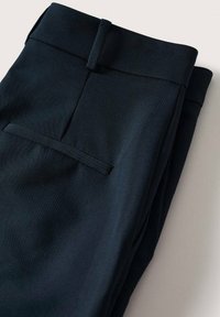 Pantalons bleu foncé en tissu lisse, avec une taille plate, des poches passepoilées et une coupe droite. Comprend une ceinture non élastique.