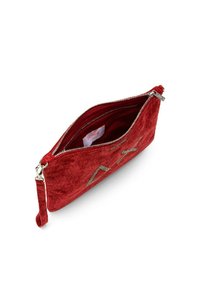 Clutch in velluto rosso con chiusura a zip, caratterizzato da una superficie testurizzata e una tracolla. La fodera interna è rossa con un'etichetta visibile.
