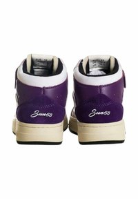 Sneakers alte con tomaia in pelle viola, colletto bianco e suola beige, con logo sul tallone e doppie linguette per una facile calzata.