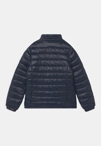 Mörkblå vadderad jacka med långa ärmar, elastiska manschetter och en uppstående krage, visad bakifrån mot en vit bakgrund.