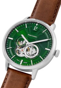 Montre à cadran vert avec boîtier en acier inoxydable argenté, bracelet en cuir marron, mouvement visible et sous-cadran pour les secondes. Marquages pour les heures et les minutes.