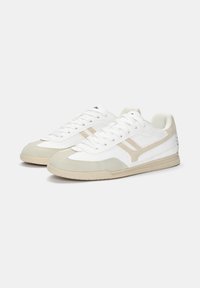 Sneaker bianche con accenti beige, upper in mesh, punta in suede texturizzata e suola in gomma. Presenta lacci piatti e dettaglio del logo laterale.