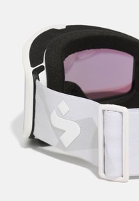 Óculos de proteção com uma armação branca, lente roxa, almofada de espuma preta e uma tira elástica texturizada com um logótipo branco e fivela em metal.