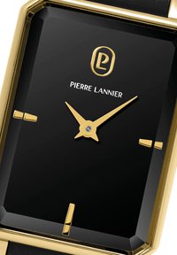 Cadran de montre rectangulaire noir avec des accents et des aiguilles dorées. Porte le nom de la marque "Pierre Lannier" en blanc. Fini brillant et bords nets.