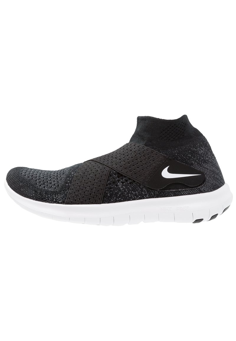 Baskets de sport noires avec un dessus en tricot, panneaux en mesh, une large sangle et une semelle extérieure blanche avec une texture antidérapante. Logo Nike sur le côté.