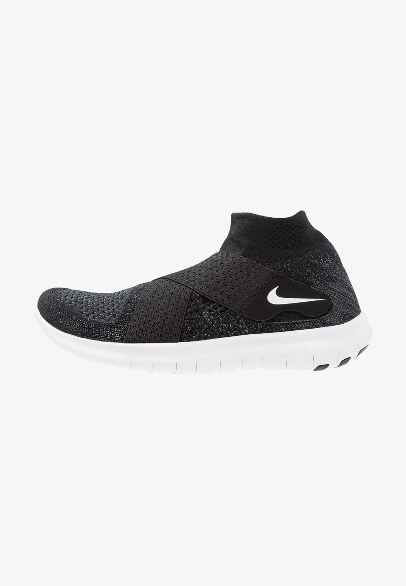 Černá sportovní bota s pleteným svrškem, síťovinovými panely, širokým páskem a bílou podrážkou s texturovaným gripem. Logo Nike na straně.