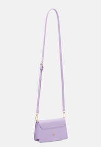 Violetti nahkainen olkalaukku, jossa läpällinen suljin, säädettävä hihna ja kultaiset metallikoristeet. Sileä pinta ja selkeät linjat.