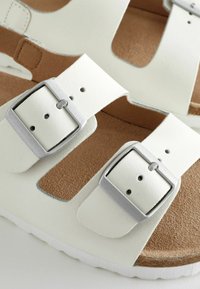 Next TWO  - Sandaler - white leather