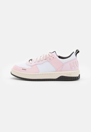 Zapatillas con parte superior de malla blanca, detalles en cuero rosa, lengüeta negra en el talón y suela de goma beige. Presentan la marca "HUGO" en los laterales.