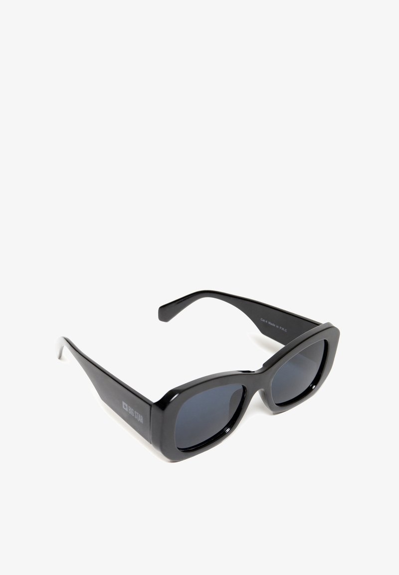 Černé sluneční brýle s tlustým obdélníkovým rámem a modrými zbarvenými skly. Mají logo na boku a hladkou plastovou texturu.