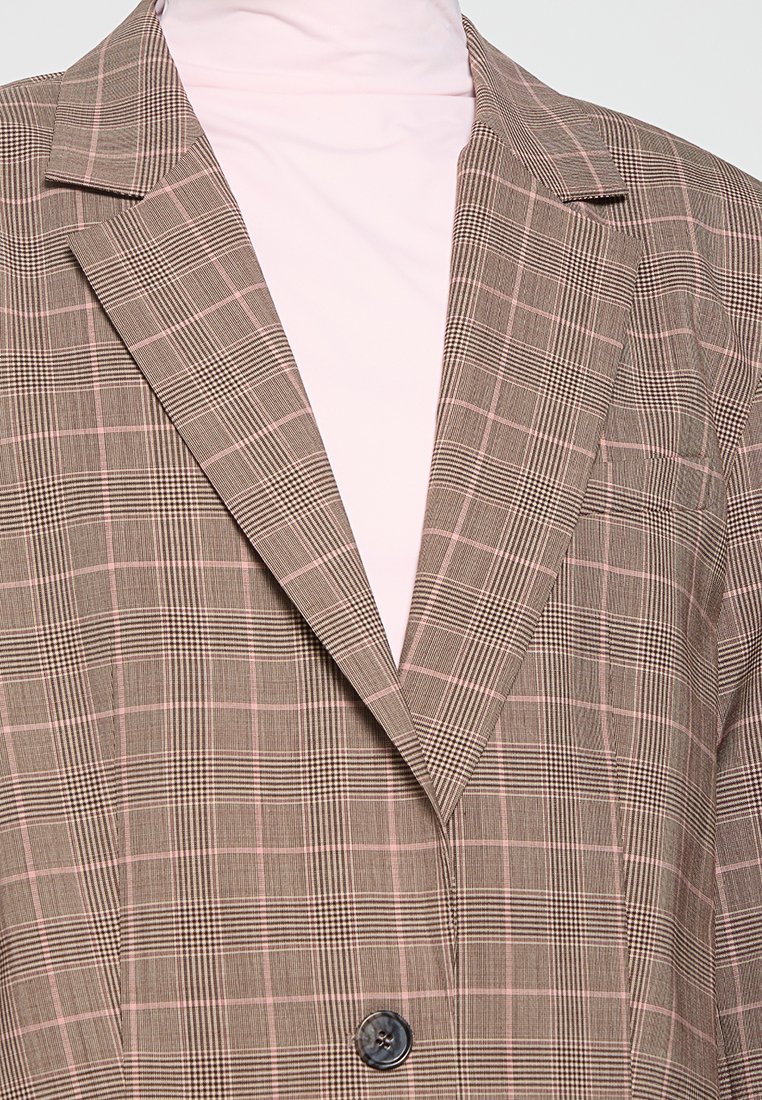 Bruine en roze geruite blazer met een geknipt revers en een enkele knoopsluiting, gekenmerkt door een gestructureerde stof en een slimme snit.
