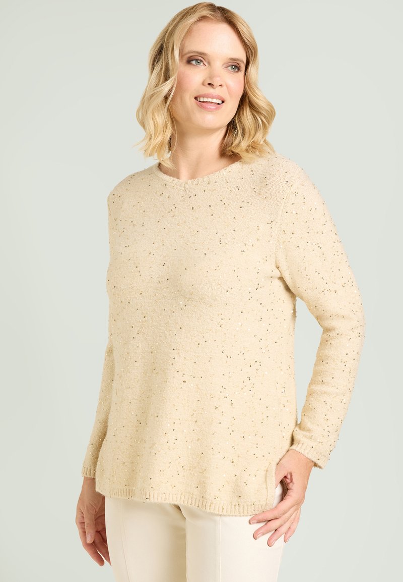 Beige gebreide trui met een ronde hals, met goudkleurige spikkels, lange mouwen en geribbelde details aan de zoom en manchetten.