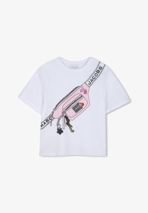 Maglietta bianca con stampa di una marsupio rosa, con accenti neri e rosa, catene e un dettaglio a forma di cuore sulla tasca.