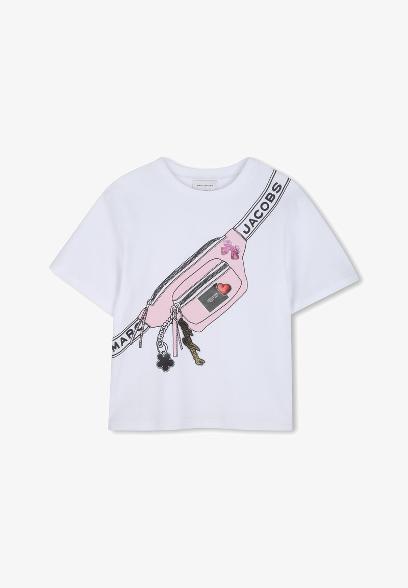 Wit T-shirt met bedrukte roze heuptas, met zwarte en roze accenten, kettingen en een hartdetail op de zak.