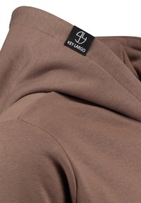 Felpa marrone con un finish testurizzato, caratterizzata da un'etichetta nera con il logo "KEY LARGO" sul collo. Design semplice, tessuto morbido.