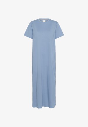 Plava pamučna maksi haljina s kratkim rukavima, okruglim izrezom i ravnim siluetom. Tkanina djeluje mekano i lagano.