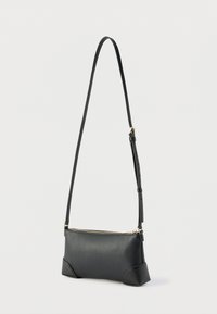 Sort skuldertaske i læder med struktureret finish, slank rektangulær form, justerbar rem og detaljer i guldfarvet lynlås.