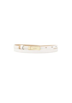 Curea albă din piele cu un design elegant, având o cataramă din metal de culoare aurie și multiple găuri pentru ajustarea dimensiunii. Textură netedă pe întreaga suprafață.