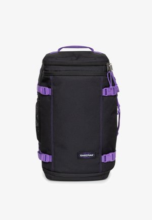 Černý batoh s fialovými detaily, odolnou látkou, zapínáním na zip, boční síťovanou kapsou, nastavitelnými popruhy a výrazným logem značky.