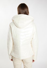 Polstret hvid jakke med blank finish og hætte, med vandrette quiltede linjer og en tætsiddende form ved taljen.