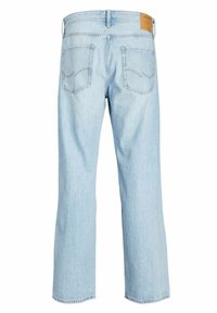 Vaqueros de denim azul claro con corte recto, dos bolsillos traseros con costura curva y un parche de cuero marrón en la cinturilla.