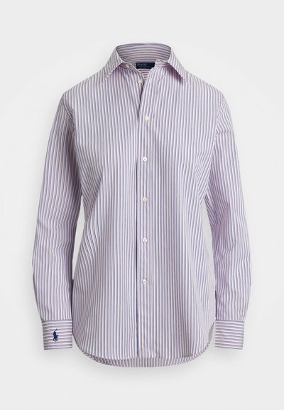 Camicia a righe bianca, blu e rossa, con maniche lunghe, colletto a punta e un piccolo logo ricamato sul polsino.