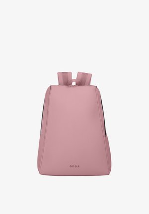 Zaino minimalista rosa con spallacci imbottiti e un logo "O.D.D.S." discreto sul davanti, mostrato su uno sfondo bianco.
