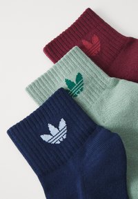 adidas Originals 3PACK - Meias - shadow red/silver green/night indigo