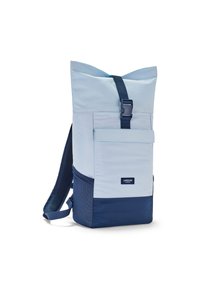Rucsac elastomeric de culoare albastru deschis, cu bază albastră închisă, curele ajustabile, buzunar frontal și închidere cu cataramă. Fabricat dintr-un material durabil cu o finisare texturată.