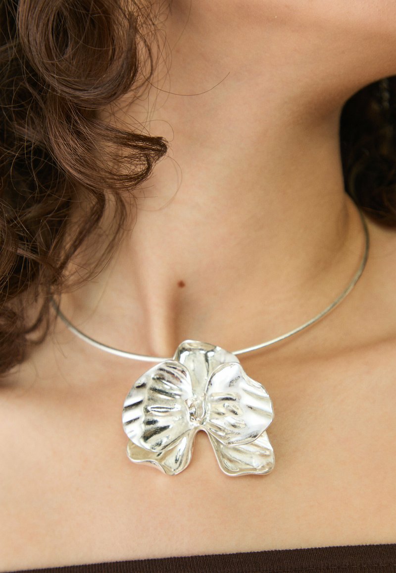 Stradivarius Halskette - silver coloured