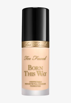 Too Faced Born This Way Foundation in einer mattierten Glasflasche, hellbeige Farbton, zylindrische Form, schwarzer Deckel und goldene Schriftzugdetails.