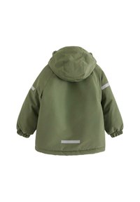 Giacca verde isolata con cappuccio, polsini elasticizzati e strisce riflettenti sulle maniche e sul retro. Texture liscia, design leggero.