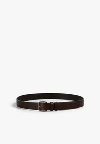 Cinturón de cuero marrón con un diseño minimalista, que presenta una hebilla metálica rectangular y una correa estrecha para un ajuste ajustable. Textura suave en toda su superficie.