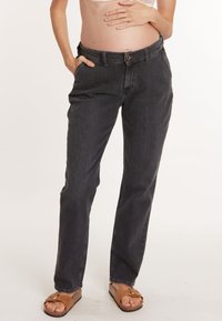 Pantalon en denim gris foncé avec une coupe droite, taille mi-haute, poches avant et une fermeture à un bouton. Tissu texturé avec des coutures discrètes.