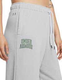 Pilki treniruoklinių kelnių modeliai su elastingu juosmeniu, raišteliu, šoninėmis kišenėmis ir žaliai siuvinėtu "UNDER ARMOUR" tekstu kairiajame šlaunyje.