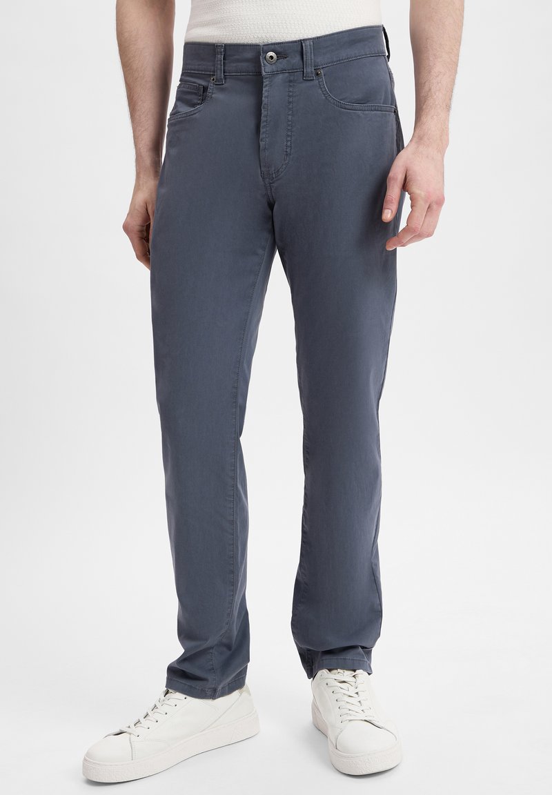 Grau Baumwollchinos mit geradem Schnitt, ausgestattet mit Fronttaschen, einem Knopfverschluss und kombiniert mit weißen Sneakers.
