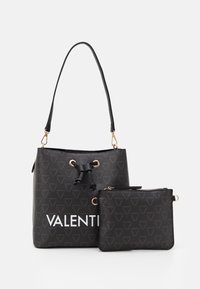 Borsa a secchiello nera con chiusura a coulisse, caratterizzata da dettagli in oro e un logo. Include una piccola pochette staccabile. Texture liscia.