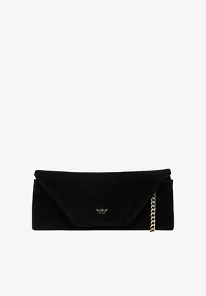 Pochette in suede nero con patta piegata, accento in catena d'argento e logo in rilievo. Tessitura liscia, forma rettangolare, design minimalista.