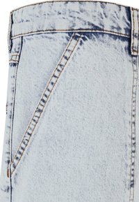 Gai zili denim šorti ar augstu jostasvietu, redzamām šuvju detaļām un divām priekšējām kabatām, ar nedaudz nodilušu tekstūru.