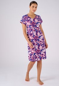 Abito corto in tessuto viola con motivi a foglia bianchi e rosa, scollatura a V e maniche corte. L'orlo si trova sopra le ginocchia.