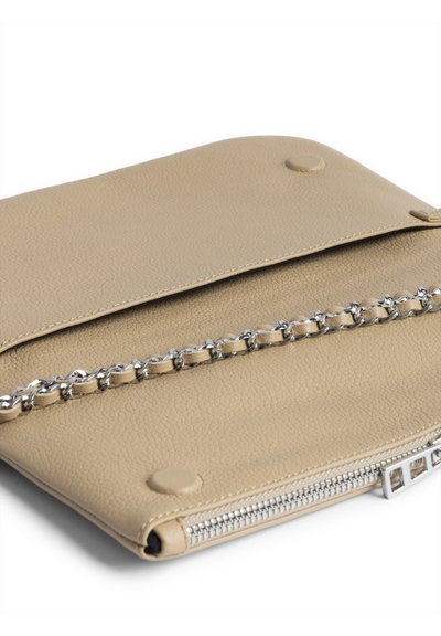 Μπεζ δερμάτινος φάκελος χειρός με ασημένιο λουρί αλυσίδας και φερμουάρ, κάλυμμα ασφαλισμένο με δύο στρογγυλά μαγνητικά κουμπώματα, εμφανίζεται ανοιχτό και επίπεδο.