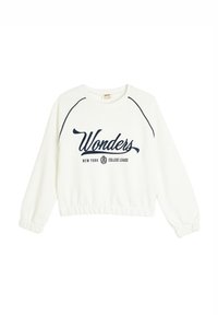 Hvid cropped sweatshirt med lange, samlede ærmer. Har navy blå "Wonders" tekst og "NEW YORK COLLEGE LEAGUE" broderi.