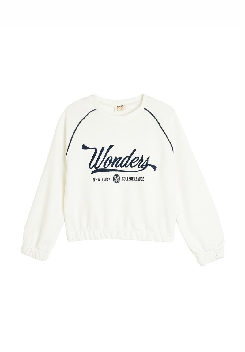 Hvid cropped sweatshirt med lange, samlede ærmer. Har navy blå "Wonders" tekst og "NEW YORK COLLEGE LEAGUE" broderi.