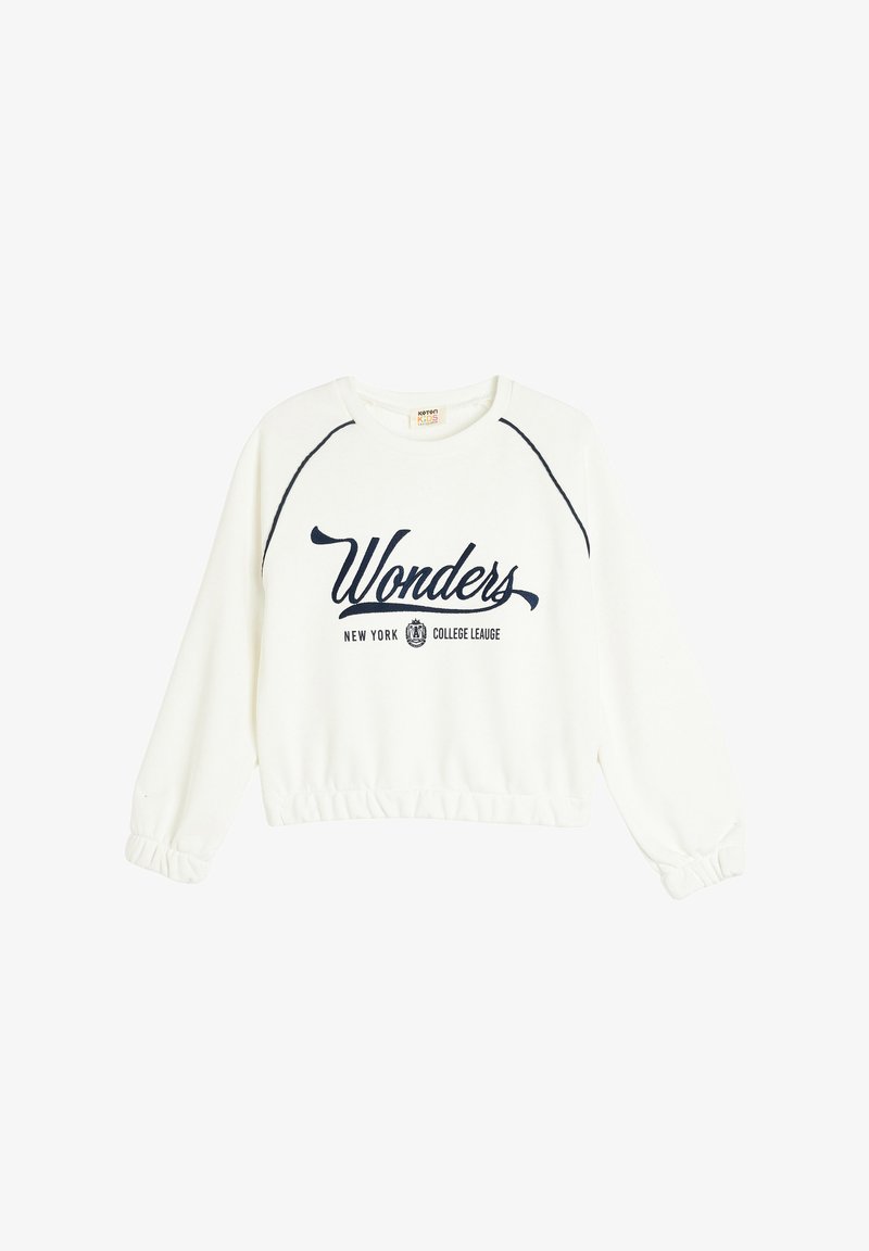 Hvid cropped sweatshirt med lange, samlede ærmer. Har navy blå "Wonders" tekst og "NEW YORK COLLEGE LEAGUE" broderi.