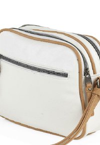 Bolso bandolera de cuero blanco con tres compartimentos con cremallera, detalles de cuero en color marrón y una superficie texturizada. Presenta una correa desmontable.