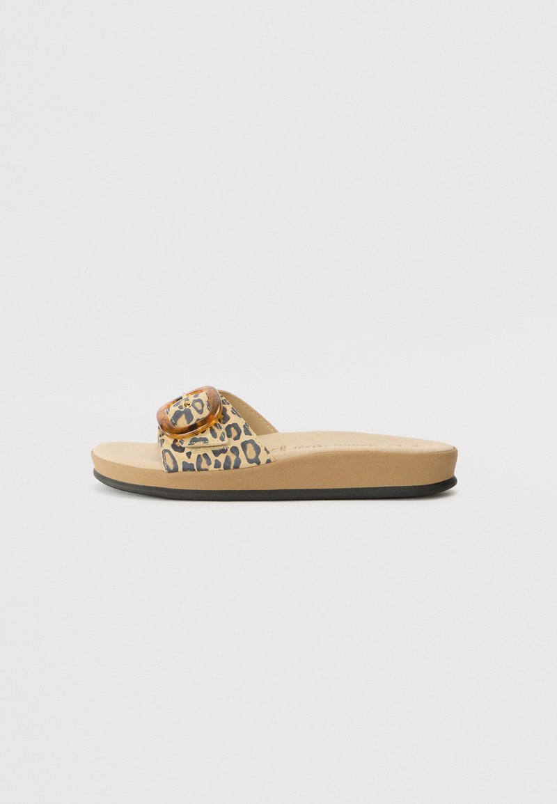 Sandal cu imprimeu leopard, cu o curea lată, având o cataramă circulară maro, un branț bej și o talpă din cauciuc negru.