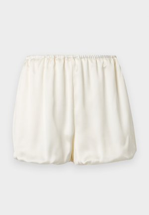 Shorts en satin couleur crème avec taille élastique froncée et coupe ample style ballon sur un fond clair uni.