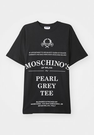 Černé bavlněné tričko s výrazným bílým textem. Mezi zajímavé detaily patří logo a různé vytištěné texty v různých písmenech a velikostech.