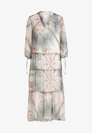 Kevyt, kerroksellinen mekko harmaassa, valkoisessa ja pehmeässä vaaleanpunaisessa, jossa lehtikuvio, V-aukko ja 3/4-hihat säädettävillä kalvosimilla.