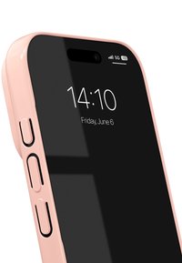 Smarttelefon med rosa deksel som viser klokken 14:10 og datoen fredag 6. juni, med 5G-signal og batteriikoner på skjermen.